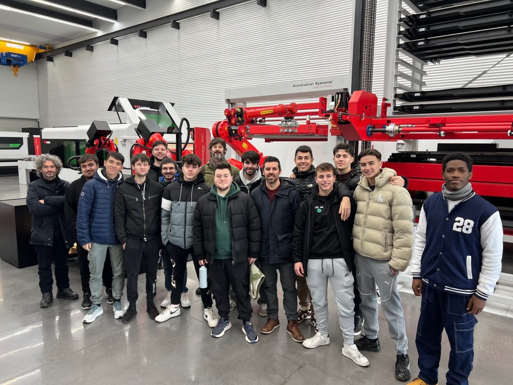Alumnado de Robótica Industrial ha realizado una visita de aprendizaje a la empresa TCI Cutting